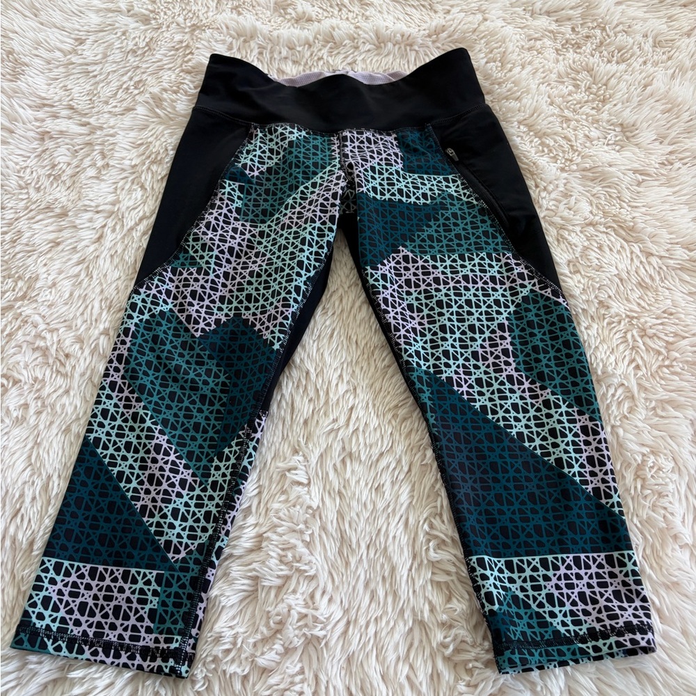 Women's Black & Teal Geometric Active Capri Leggings